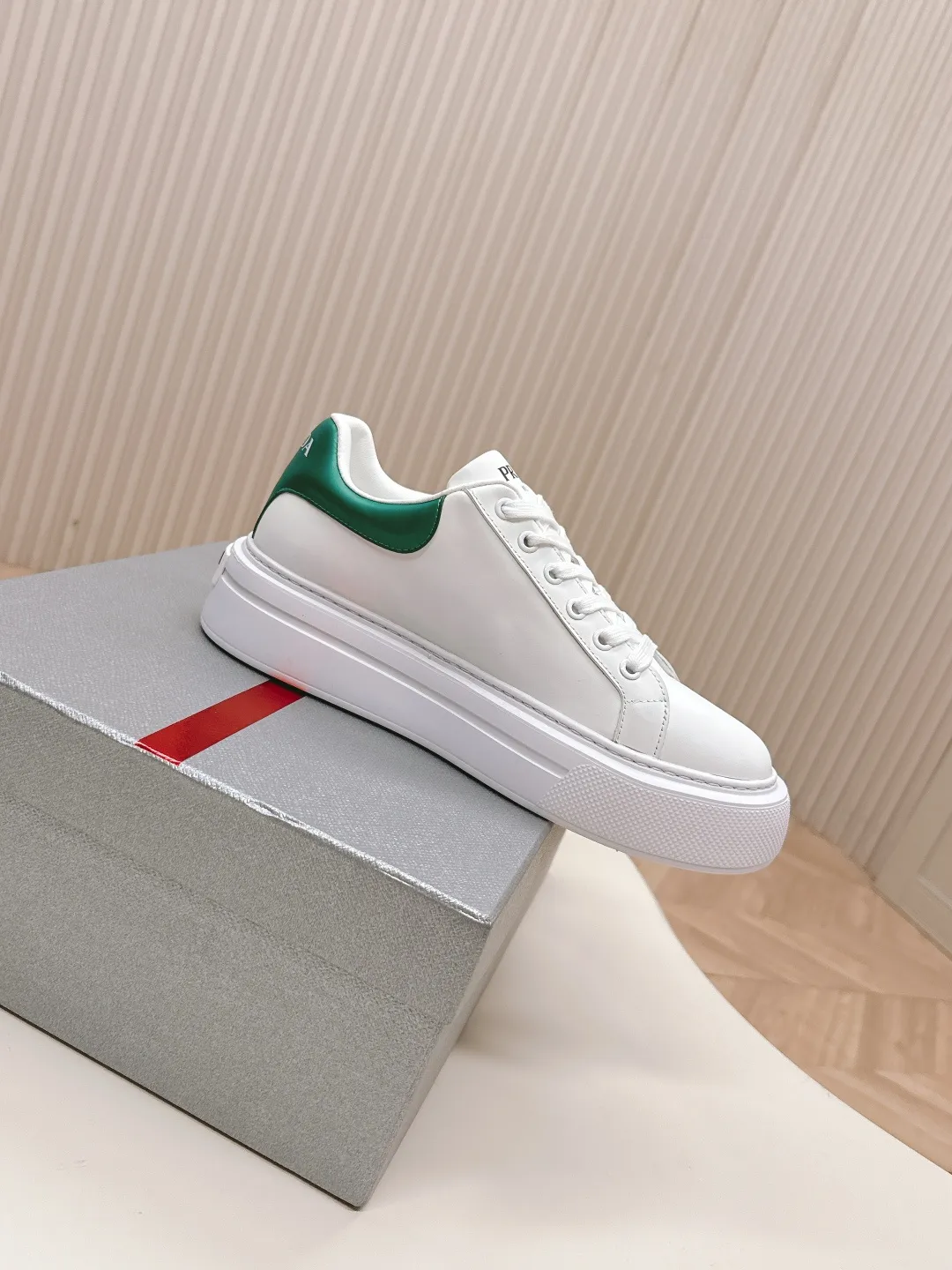 👟👟Ex-factory price 600👟👟 Prada 25ss new casual white shoes, couple style 👫 P fashion white shoes, re-released, high-quality shipments, elegant and generous, comfortable on the feet, super classic, super light and comfortable on the feet Fabric: silky cowhide Lining: water-dyed sheepskin lining + genuine leather foot sole: EVA outsole Code number: 35-45 (40 for women, 45 for men, customized)